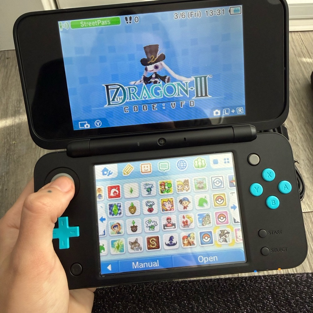 “New” Nintendo 2DS XL Black/Turquoise Bundle 64gb Black Case 3 Chargers - Picture 4 of 16